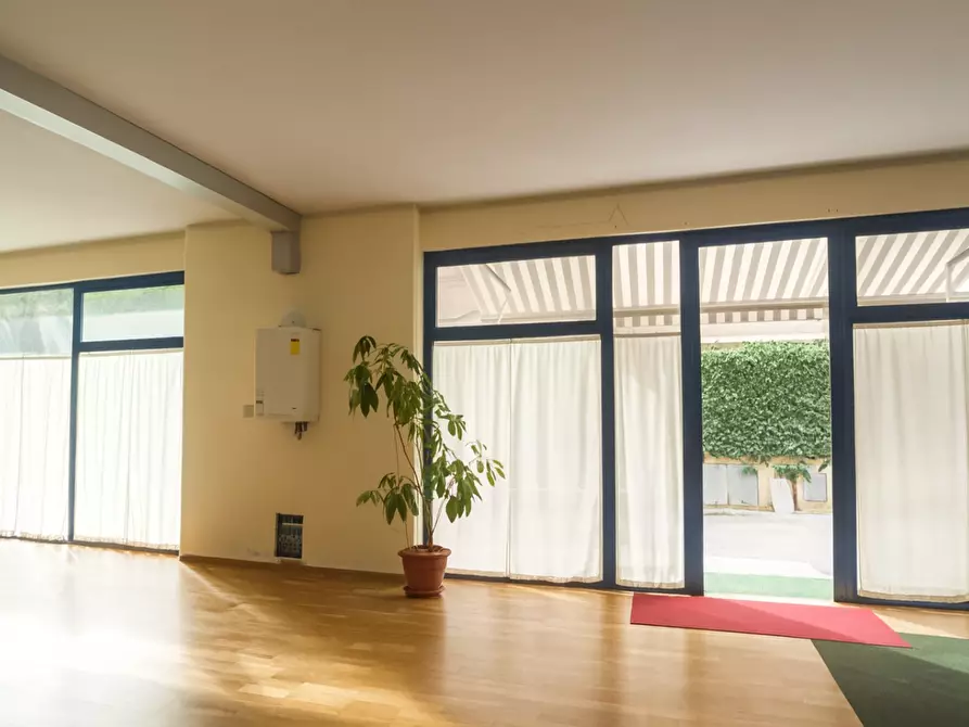 Immagine 6 di Locale commerciale in vendita  a Lucca