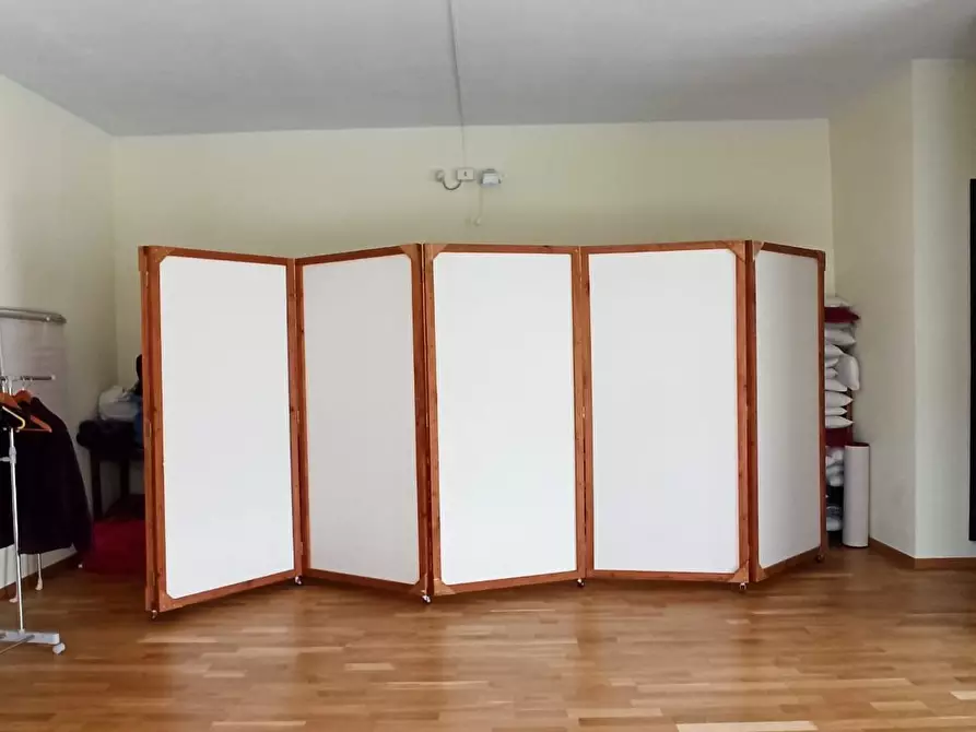 Immagine 7 di Locale commerciale in vendita  a Lucca