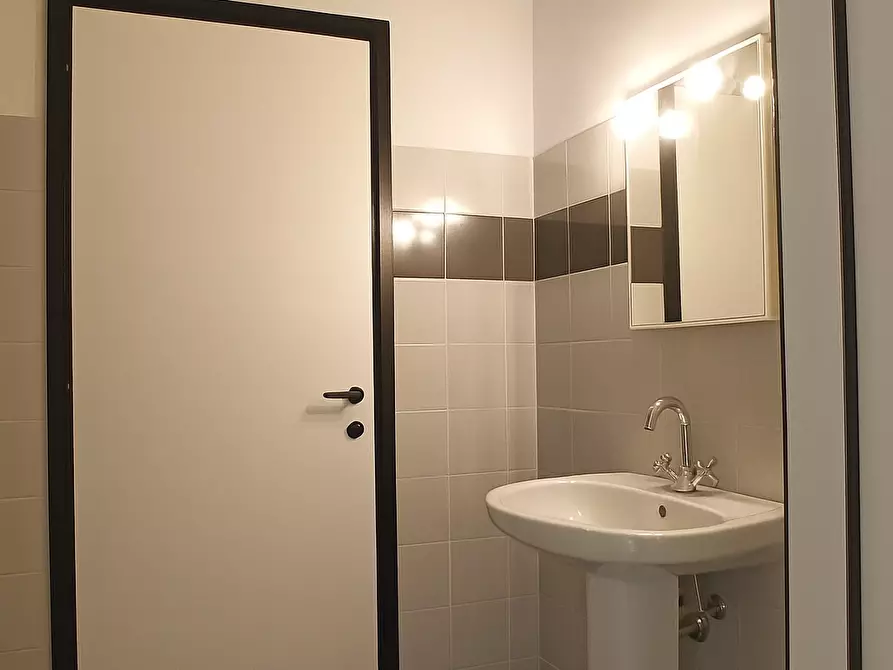 Immagine 8 di Locale commerciale in vendita  a Lucca