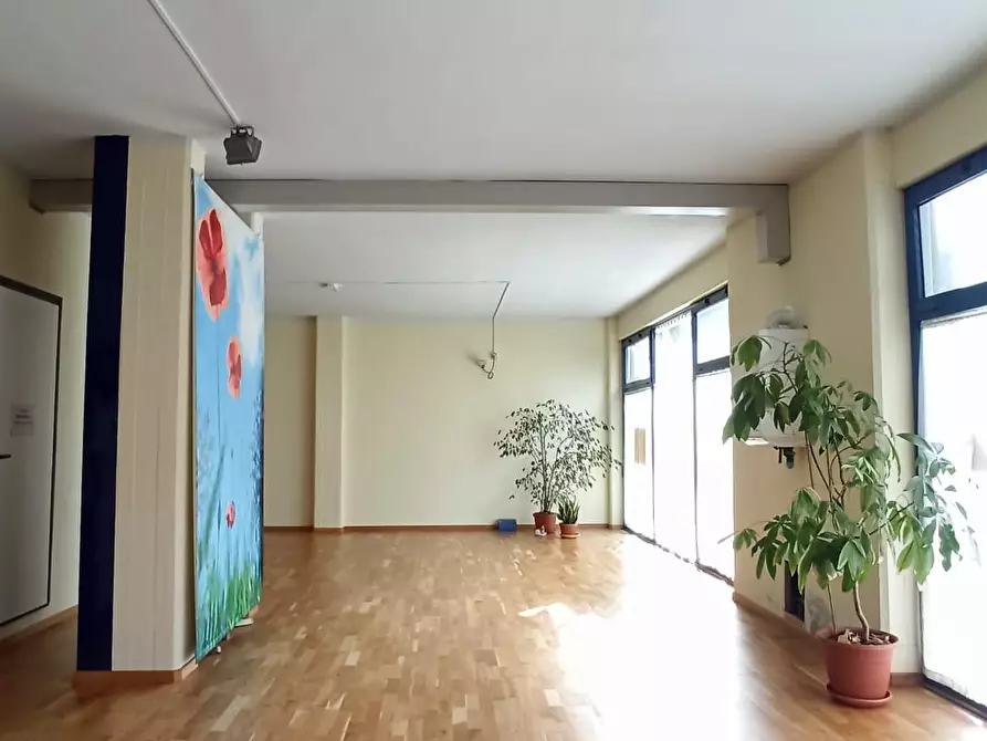 Immagine 2 di Locale commerciale in vendita  a Lucca