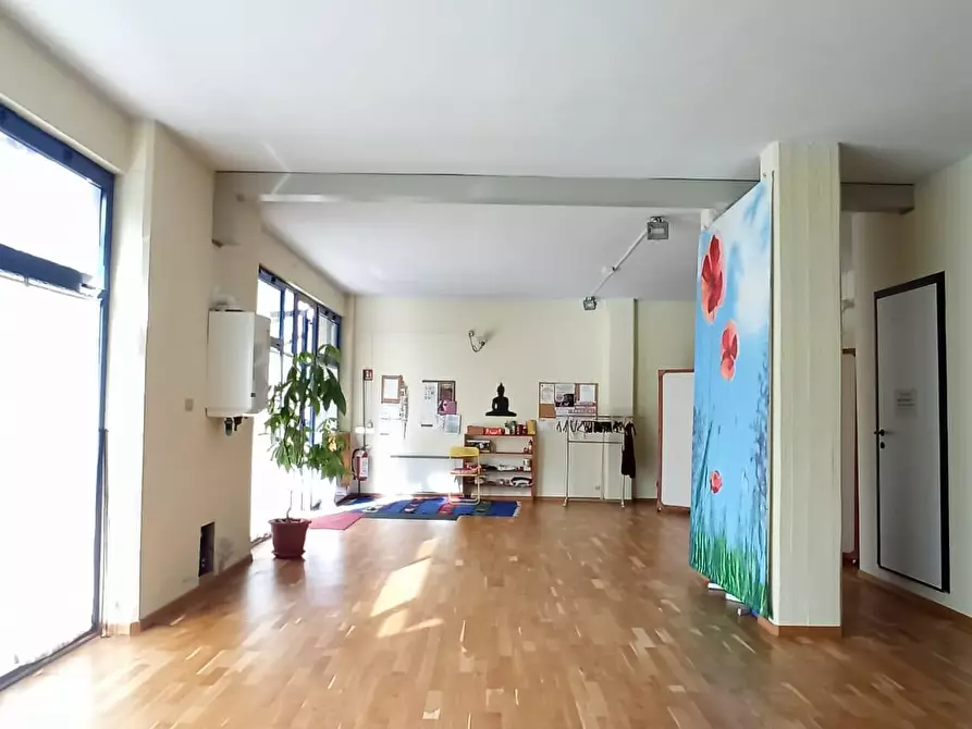 Immagine 3 di Locale commerciale in vendita  a Lucca