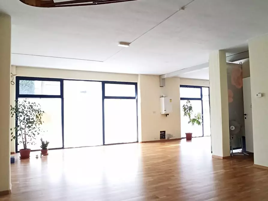 Immagine 4 di Locale commerciale in vendita  a Lucca