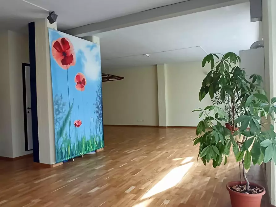 Immagine 1 di Locale commerciale in vendita  a Lucca