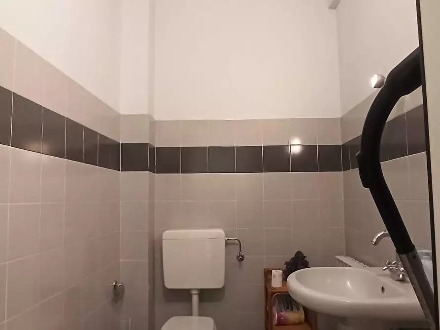 Immagine 9 di Locale commerciale in vendita  a Lucca