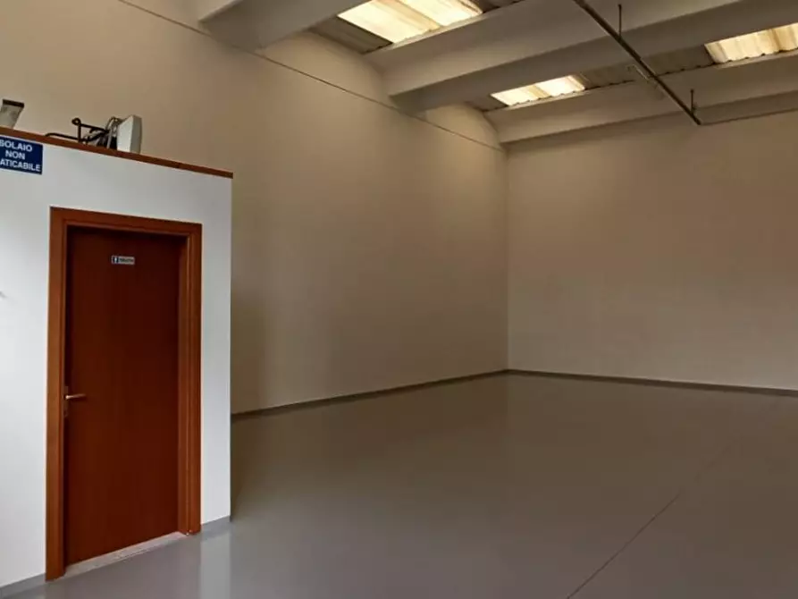 Immagine 5 di Attività artigianale in affitto  a Calcinaia