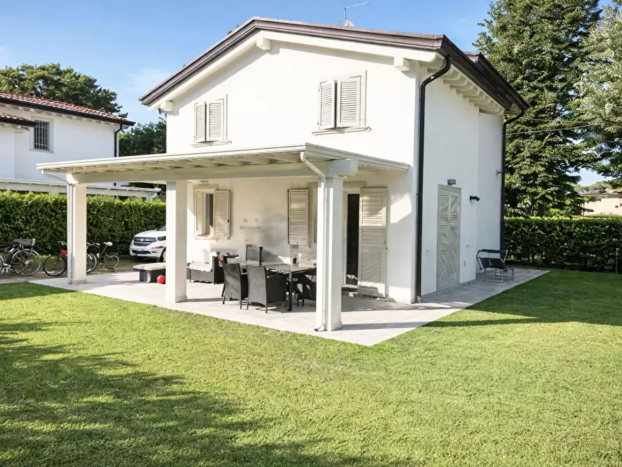 Immagine 17 di Villa in vendita  a Montignoso