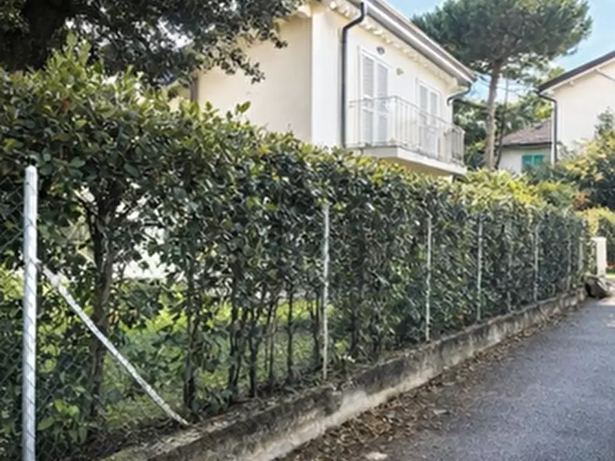 Immagine 5 di Villa in vendita  a Montignoso