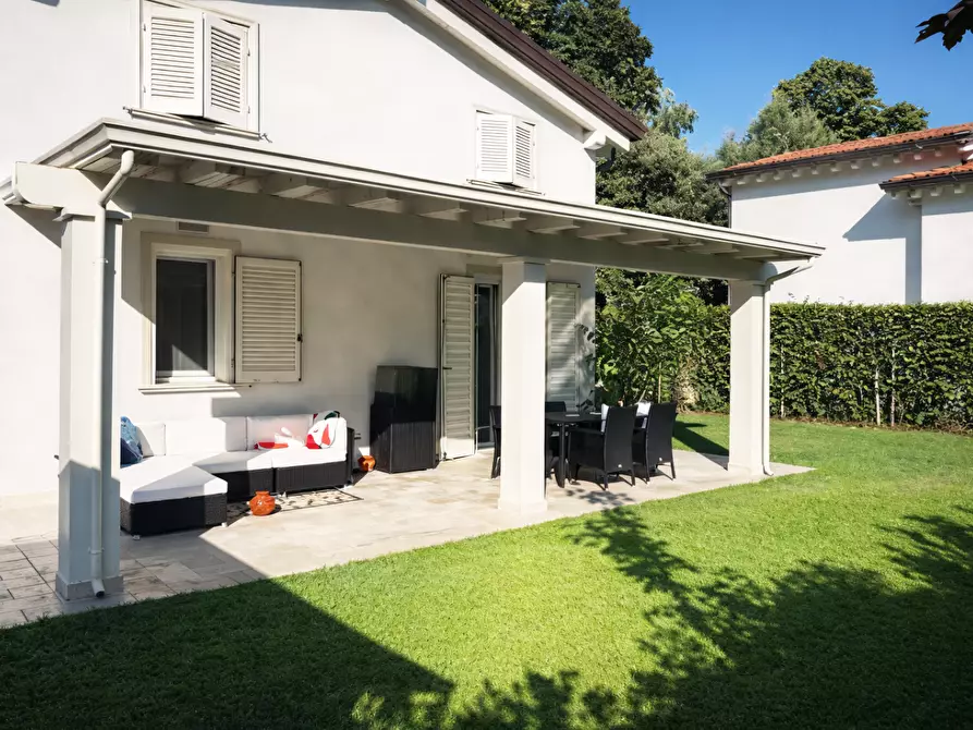 Immagine 18 di Villa in vendita  a Montignoso