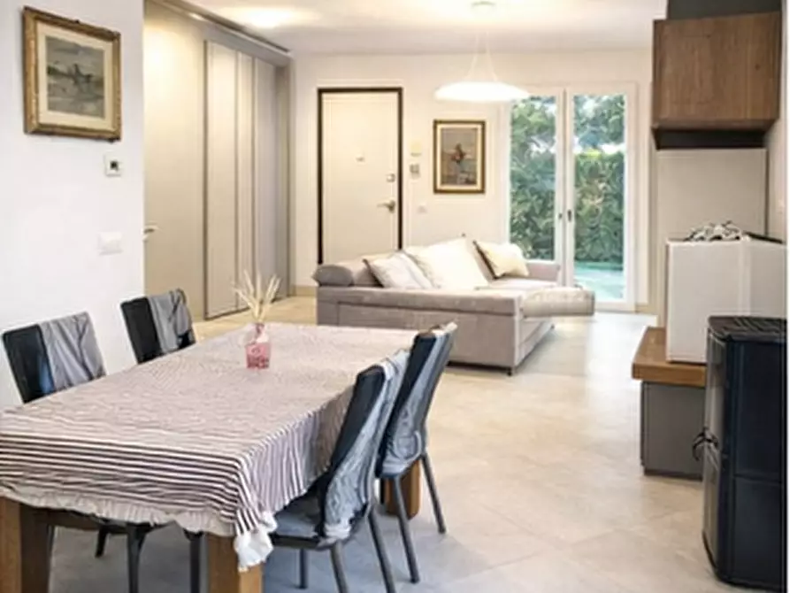 Immagine 8 di Villa in vendita  a Montignoso