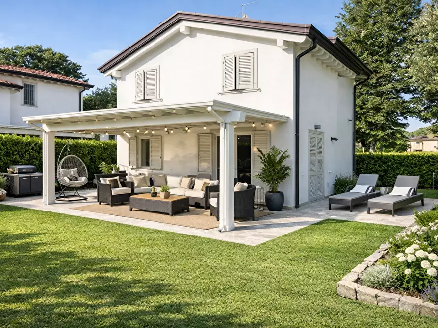 Immagine 1 di Villa in vendita  a Montignoso