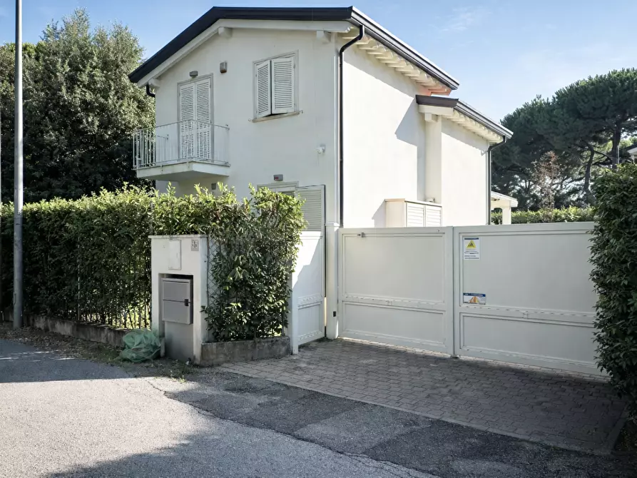 Immagine 2 di Villa in vendita  a Montignoso