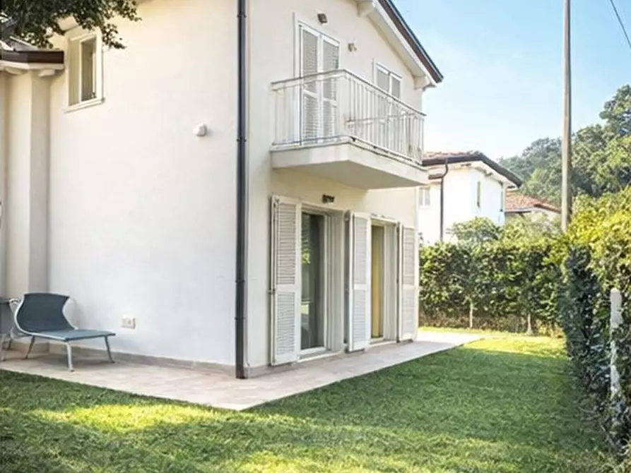 Immagine 4 di Villa in vendita  a Montignoso