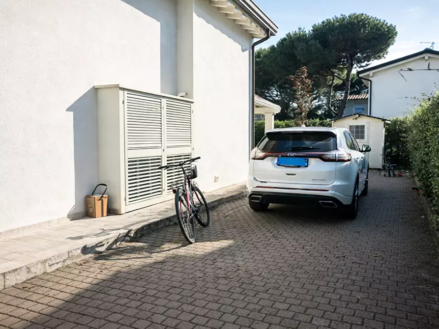 Immagine 3 di Villa in vendita  a Montignoso