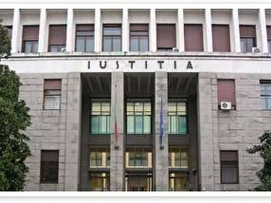 Immagine 1 di Negozio in vendita  a Pisa