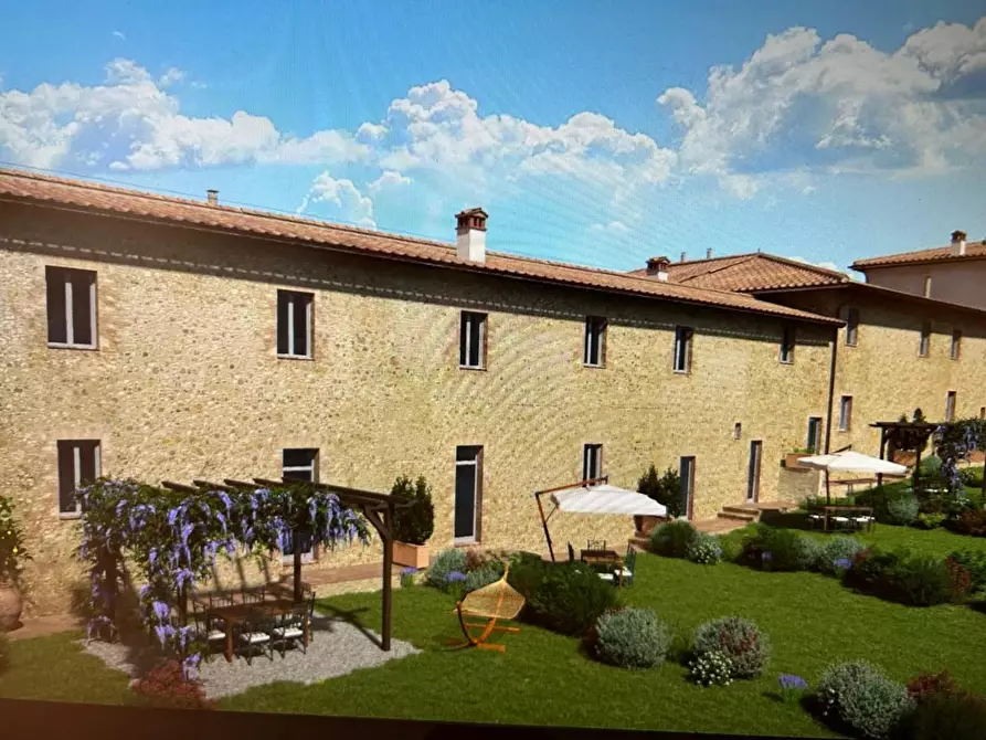 Immagine 2 di Appartamento in vendita  a Siena