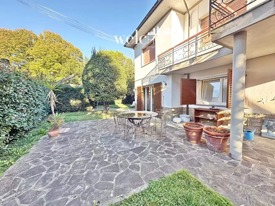 Immagine 3 di Villa in vendita  a Campi Bisenzio