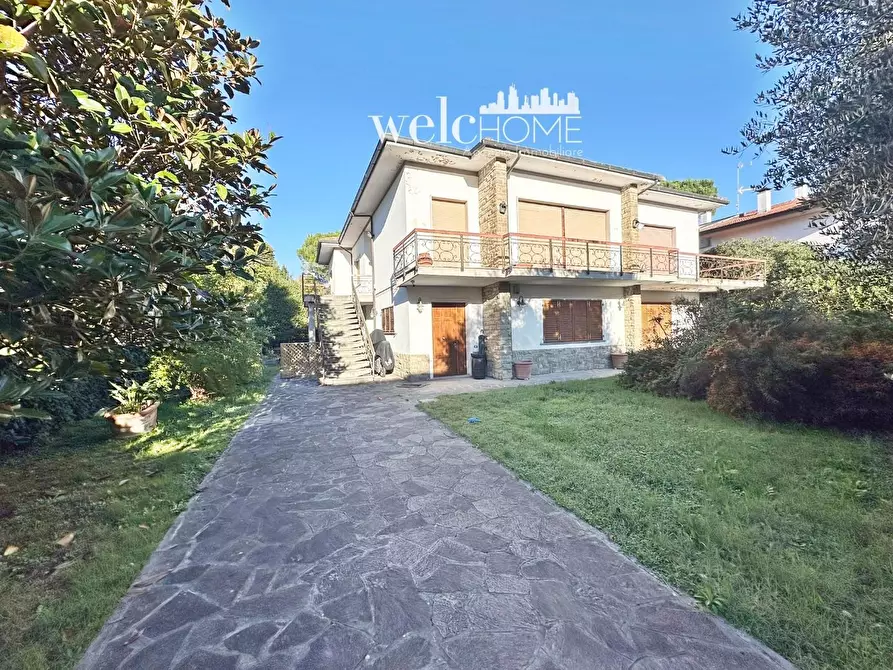 Immagine 1 di Villa in vendita  a Campi Bisenzio