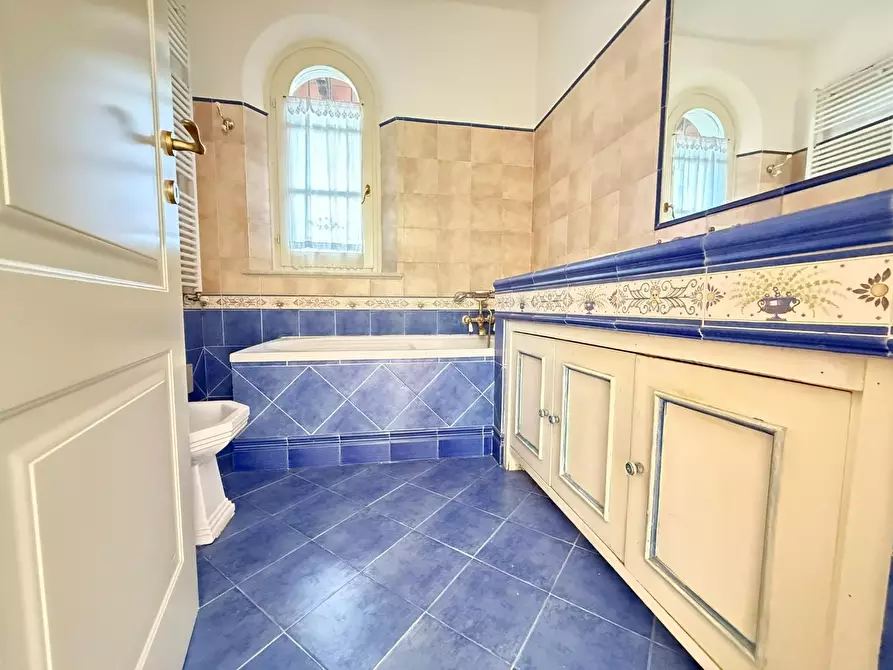 Immagine 25 di Villa in vendita  a Massa