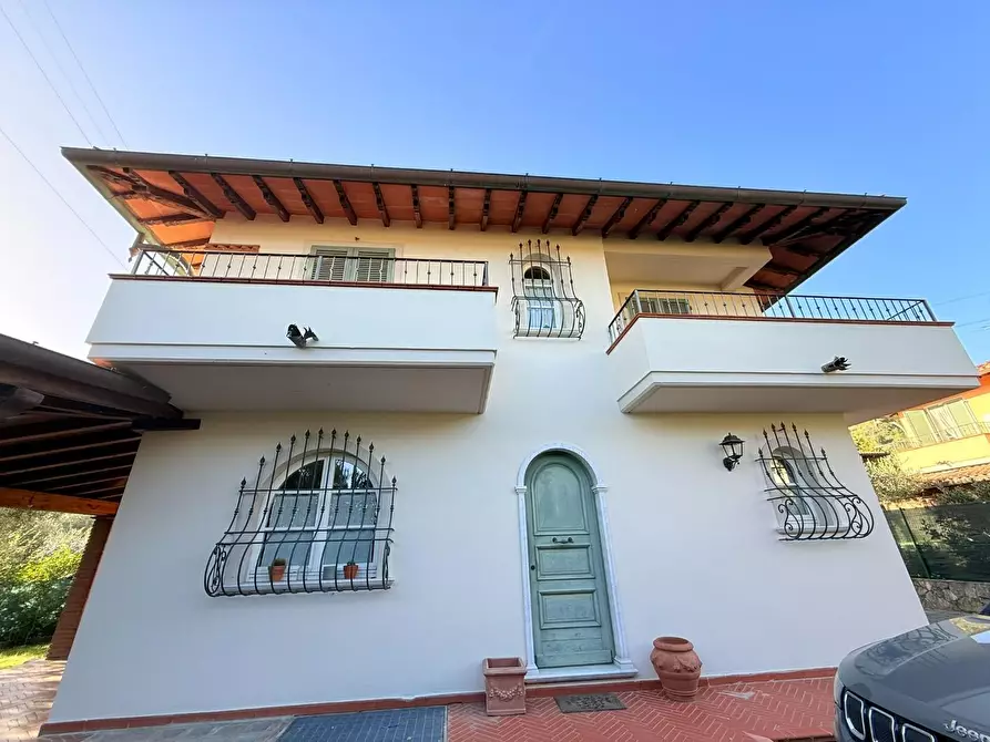 Immagine 11 di Villa in vendita  a Massa