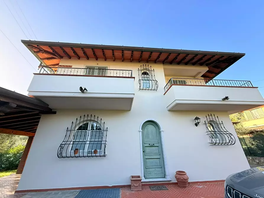 Immagine 10 di Villa in vendita  a Massa