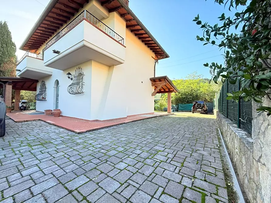 Immagine 8 di Villa in vendita  a Massa