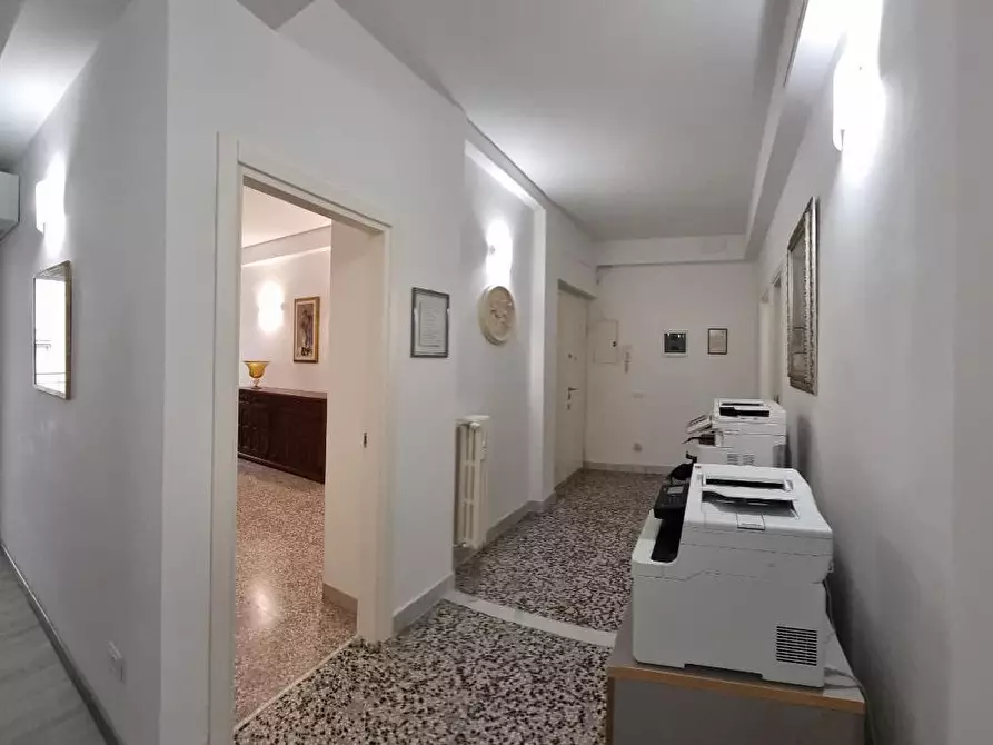 Immagine 41 di Appartamento in vendita  a Livorno