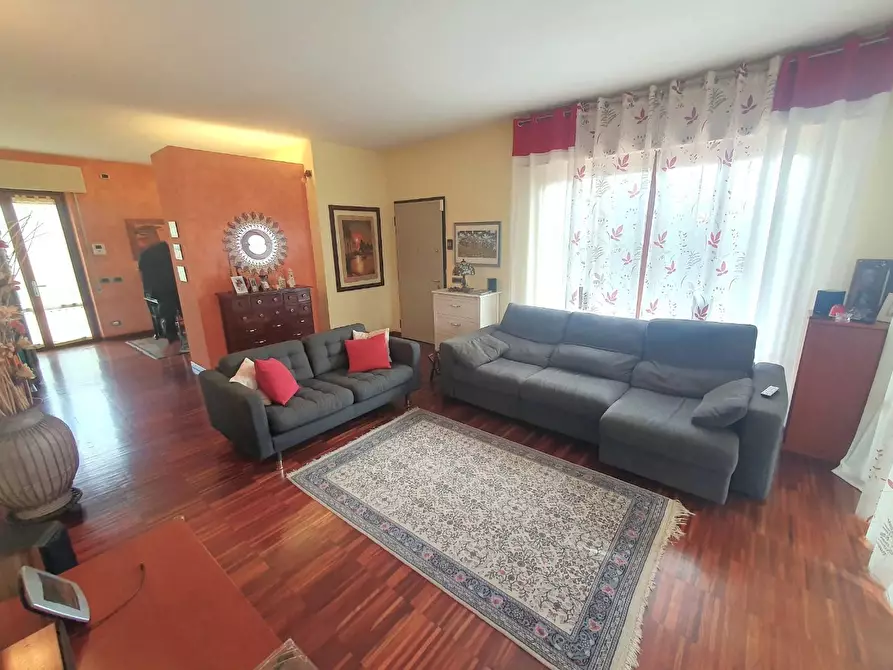 Immagine 1 di Casa bifamiliare in vendita  a Lucca