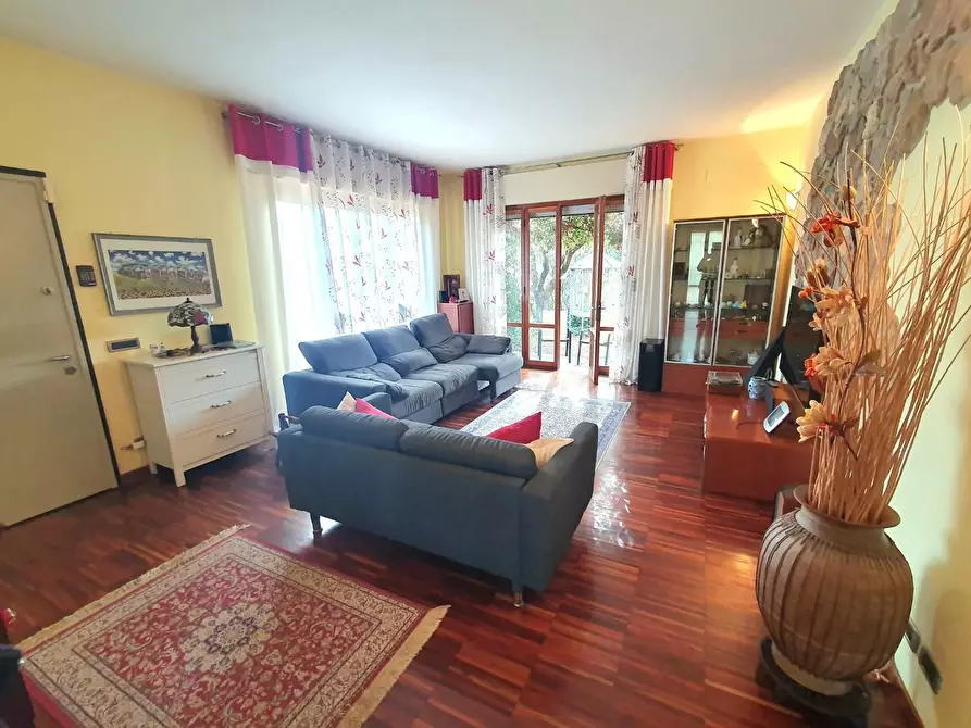 Immagine 2 di Casa bifamiliare in vendita  a Lucca