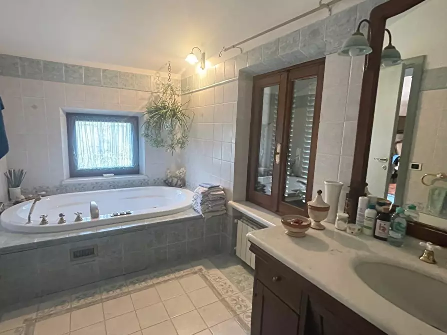 Immagine 17 di Villa in vendita  a Ortonovo