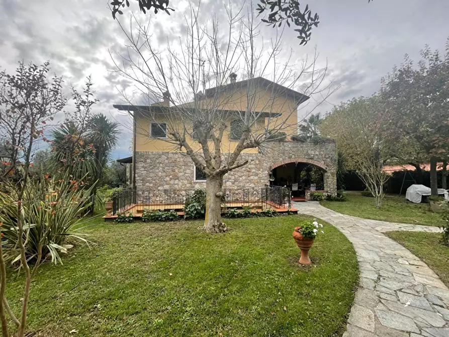 Immagine 3 di Villa in vendita  a Ortonovo