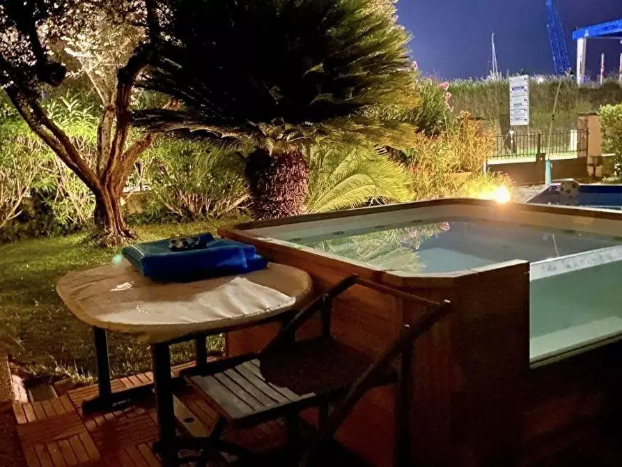 Immagine 1 di Villa in vendita  a Ameglia