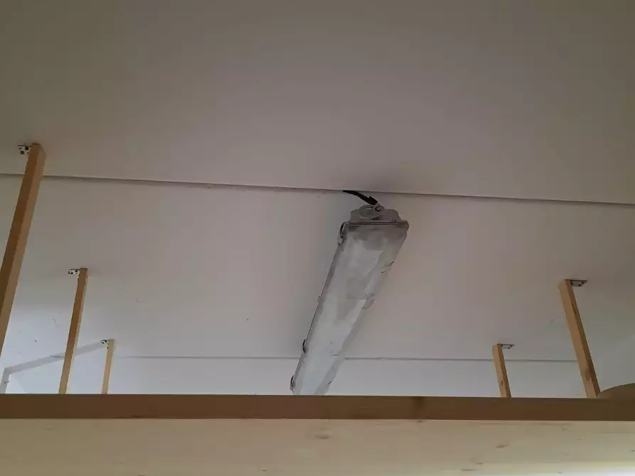 Immagine 9 di Garage in vendita  a Siena