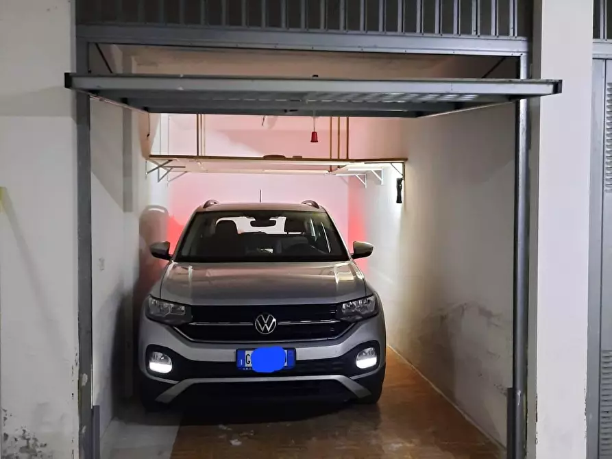 Immagine 3 di Garage in vendita  a Siena