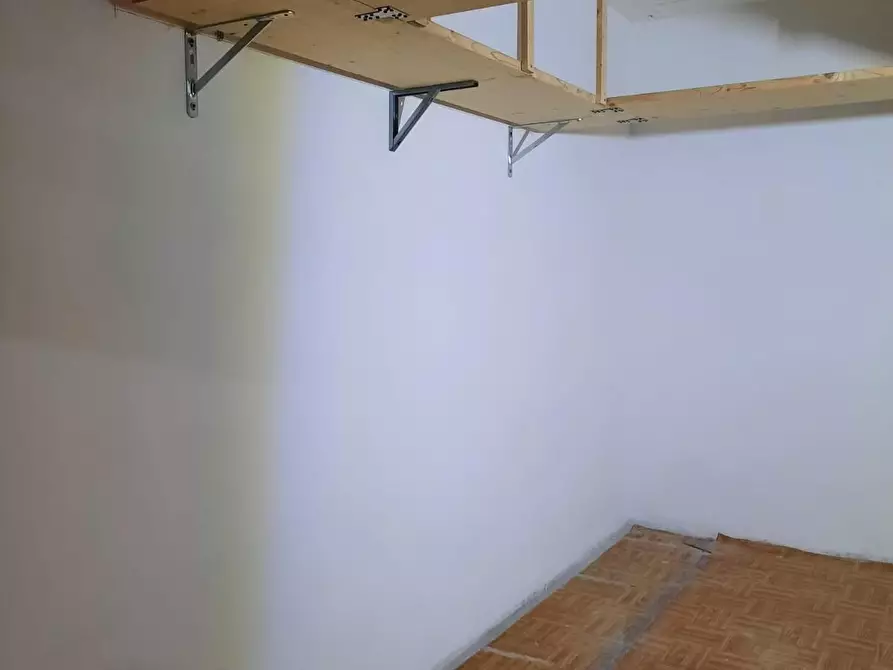 Immagine 8 di Garage in vendita  a Siena