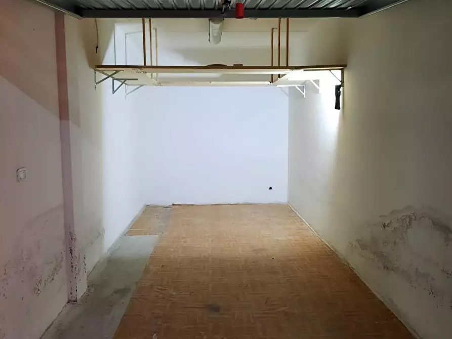 Immagine 1 di Garage in vendita  a Siena