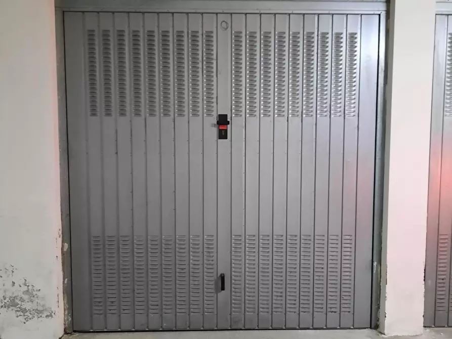 Immagine 2 di Garage in vendita  a Siena