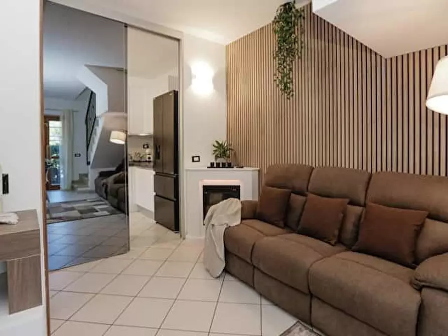 Immagine 7 di Casa indipendente in affitto  a La Spezia