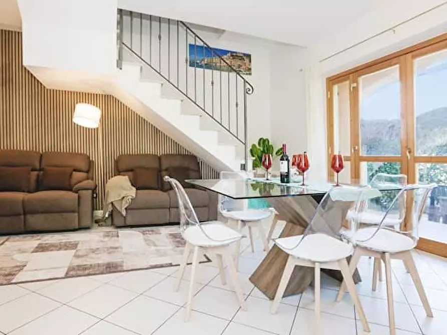 Immagine 1 di Casa indipendente in affitto  a La Spezia