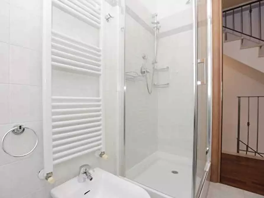 Immagine 26 di Casa indipendente in affitto  a La Spezia