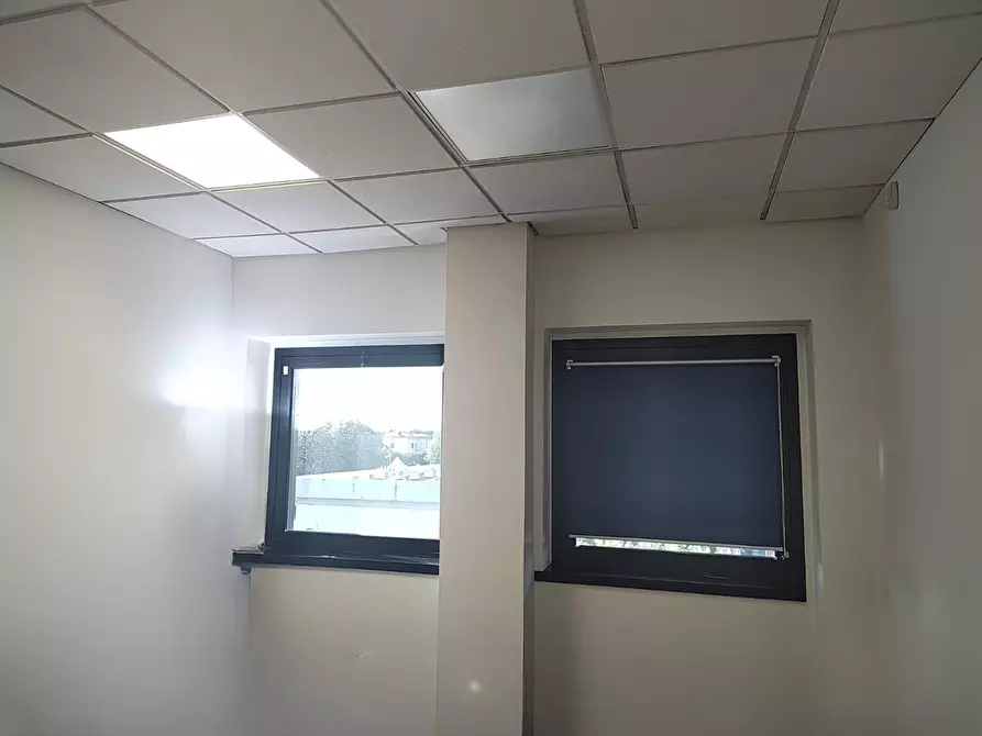 Immagine 18 di Ufficio in vendita  a Capannori