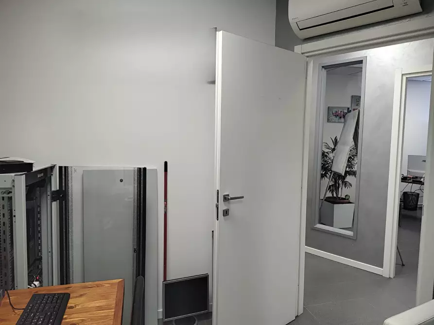 Immagine 15 di Ufficio in vendita  a Capannori