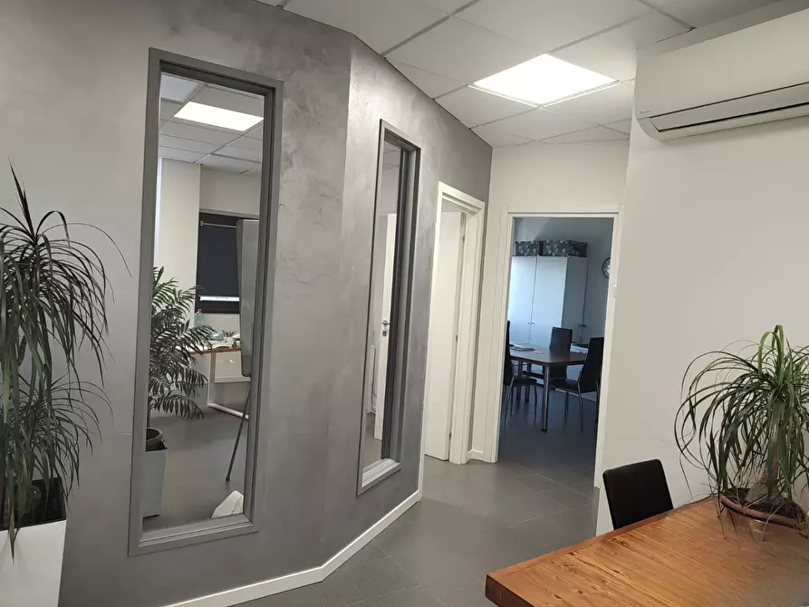 Immagine 11 di Ufficio in vendita  a Capannori