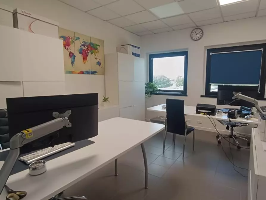 Immagine 8 di Ufficio in vendita  a Capannori