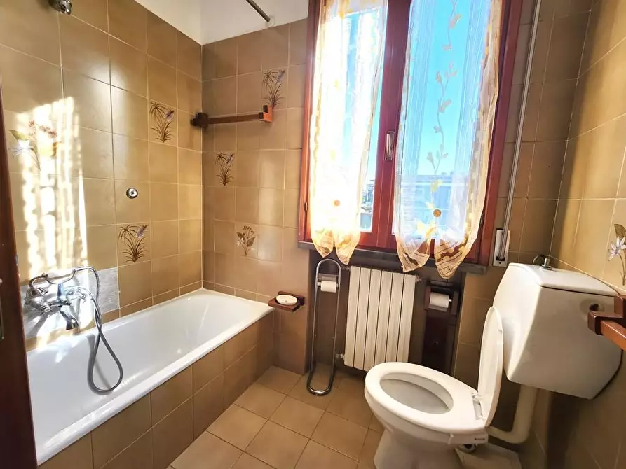 Immagine 17 di Appartamento in vendita  a Lucca