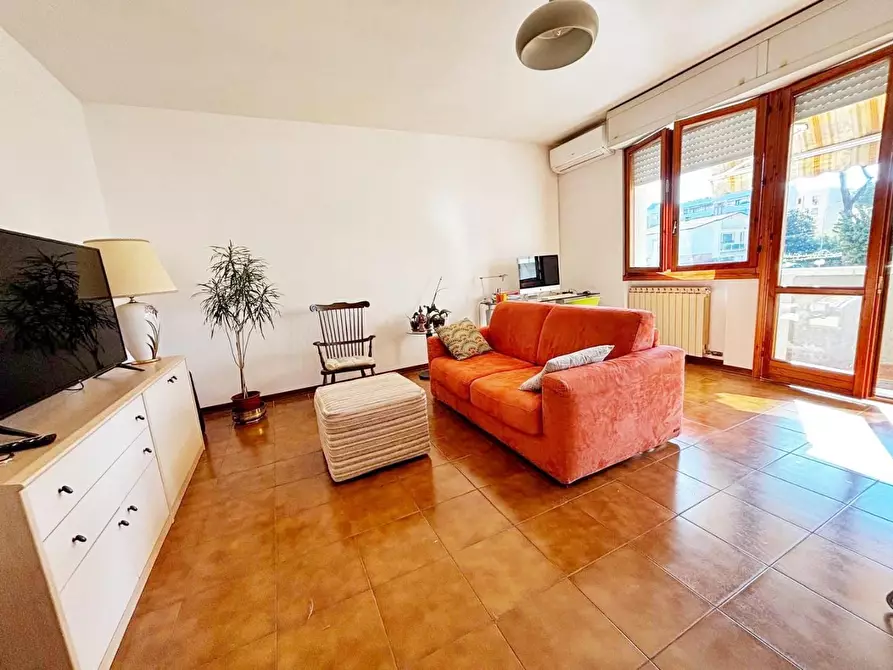 Immagine 1 di Appartamento in vendita  a Viareggio