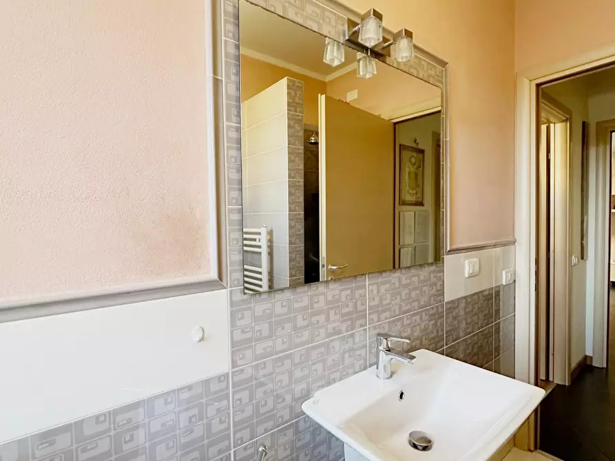 Immagine 17 di Appartamento in vendita  a Lucca