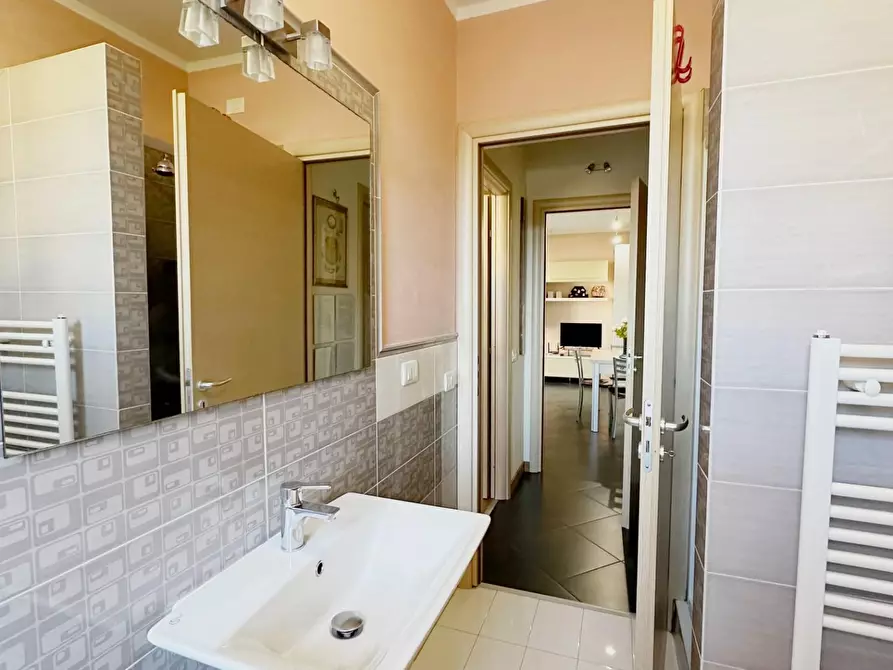 Immagine 18 di Appartamento in vendita  a Lucca