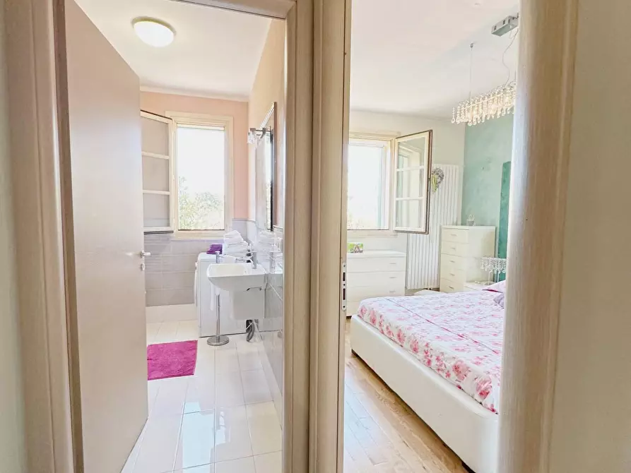 Immagine 15 di Appartamento in vendita  a Lucca