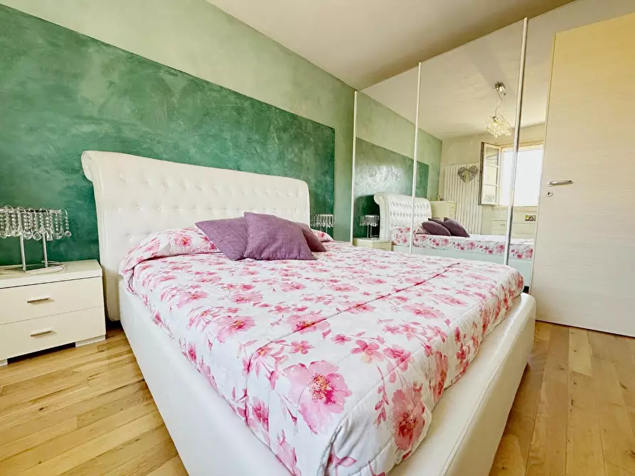 Immagine 13 di Appartamento in vendita  a Lucca