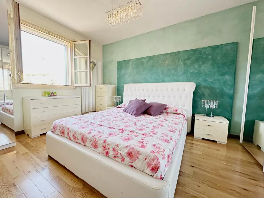 Immagine 12 di Appartamento in vendita  a Lucca